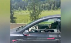 一副大墨镜骗过了特斯拉！司机开启FSD后睡着 车辆以时速100km狂奔