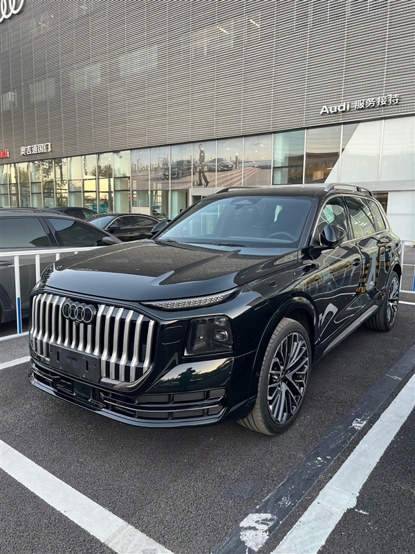 奥迪史上最大SUV!全新旗舰Q9实车国内现身:前脸或成大槽点
