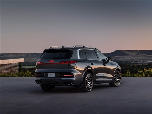 奥迪史上最大SUV!全新旗舰Q9实车国内现身:前脸或成大槽点