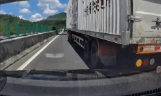 开了辅助驾驶眼睁睁看着追尾半挂车 司机：我以为它能刹住