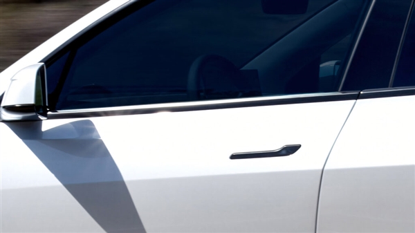 多人事故后被困死车内！欧盟监管机构发难电子式门把手