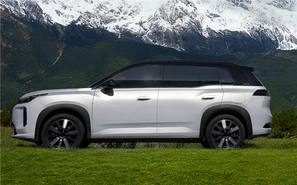 一升油发3.73度电 广汽埃安首款增程i60上市：10.48万起开卷