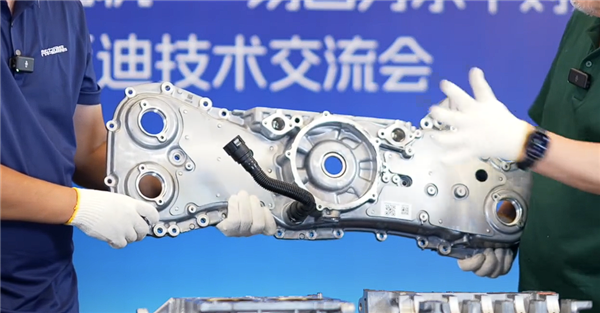 突破百余年技术壁垒!比亚迪2.0T水平对置发动机全网首拆